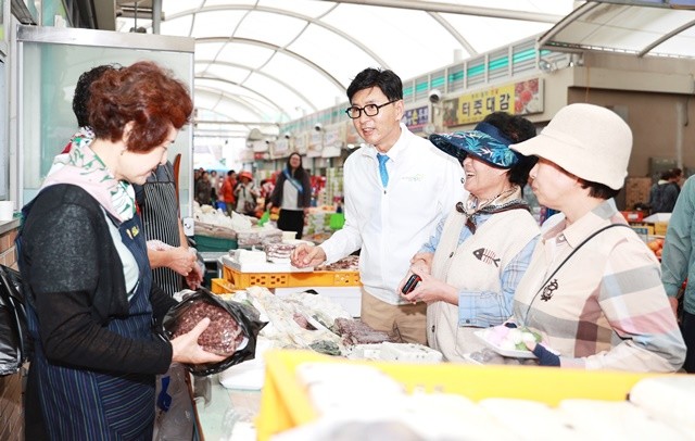 2일 녹차골보성향토시장에서 김철우 보성군수를 비롯해 보성군의회 의원, 관내 기관·단체 관계자, 공직자 등 300여 명이 참여해 제수와 지역 특산물을 구매하며 상인들을 격려했다