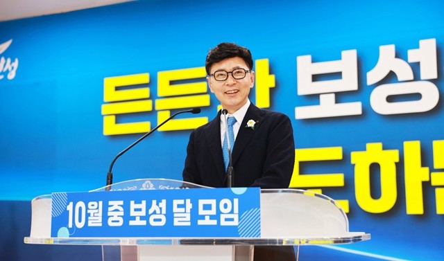 ‘10월 보성 달모임’에서 김철우 보성군수가 인사말을 전하고 있다.