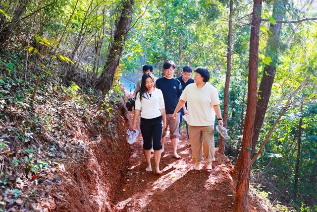 추석 연휴를 맞아 보성읍 망제산에 조성한 ‘맨발 산책길’을 임시 개방해 고향을 찾는 방문객과 주민들이 자유롭게 이용할 수 있도록 했다.