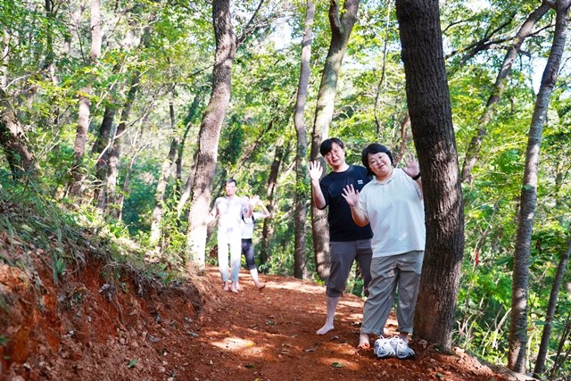 추석 연휴를 맞아 보성읍 망제산에 조성한 ‘맨발 산책길’을 임시 개방해 고향을 찾는 방문객과 주민들이 자유롭게 이용할 수 있도록 했다.