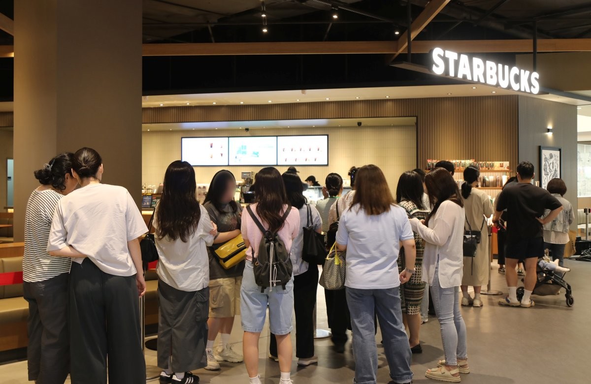 지난 6월 26일 스타필드 킨텍스점 오픈을 맞아 스타벅스에 줄 선 고객들 모습. / 이마트 제공-뉴스1