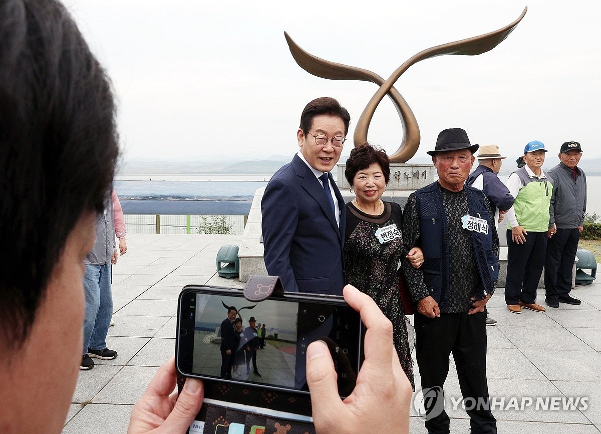 실향민 가족과 기념촬영 나선 이재명 대통령 / 연합뉴스 (대통령실통신사진기자단)
