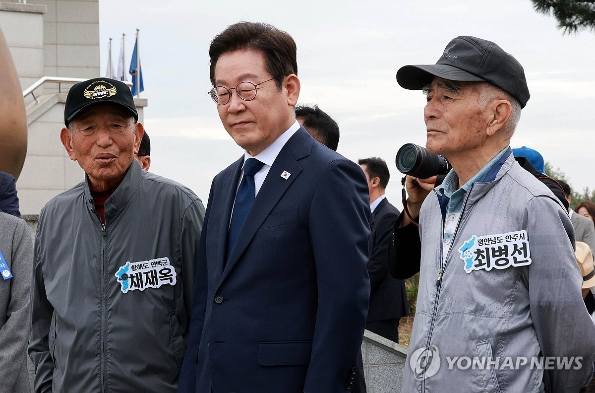 실향민 가족들과 북한 황해북도 개풍군 일대를 바라보며 이야기 나누는 이재명 대통령 / 연합뉴스 (대통령실통신사진기자단)