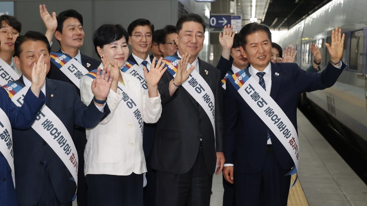 정청래 더불어민주당 대표와 김병기 원내대표를 비롯한 지도부가 지난 2일 서울 용산역에서 추석 귀성객에게 인사를 하고 있다. / 뉴스1