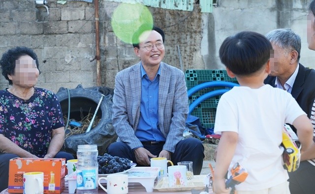 나주시가 추석 명절을 앞두고 저소득 취약계층과 보훈대상자에게 위문금과 위문품을 지원했다.  윤병태 시장이 다자녀가구 위문 방문 모습