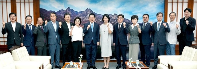 전라남도는 지역혁신중심 대학지원체계(RISE)에 국비 54억 원을 추가 확보해 2025년도 전남RISE 사업비가 727억 원 규모로 확대됐다고 밝혔다.  김영록 전남도지사가 지난 9월 2일 도청 접견실에서 전남 RISE위원회 공동위원장인 이주희 동신대학교 총장을 비롯한 도내 대학 총장들과 환담을 마치고 기념촬영을 하고 있다.