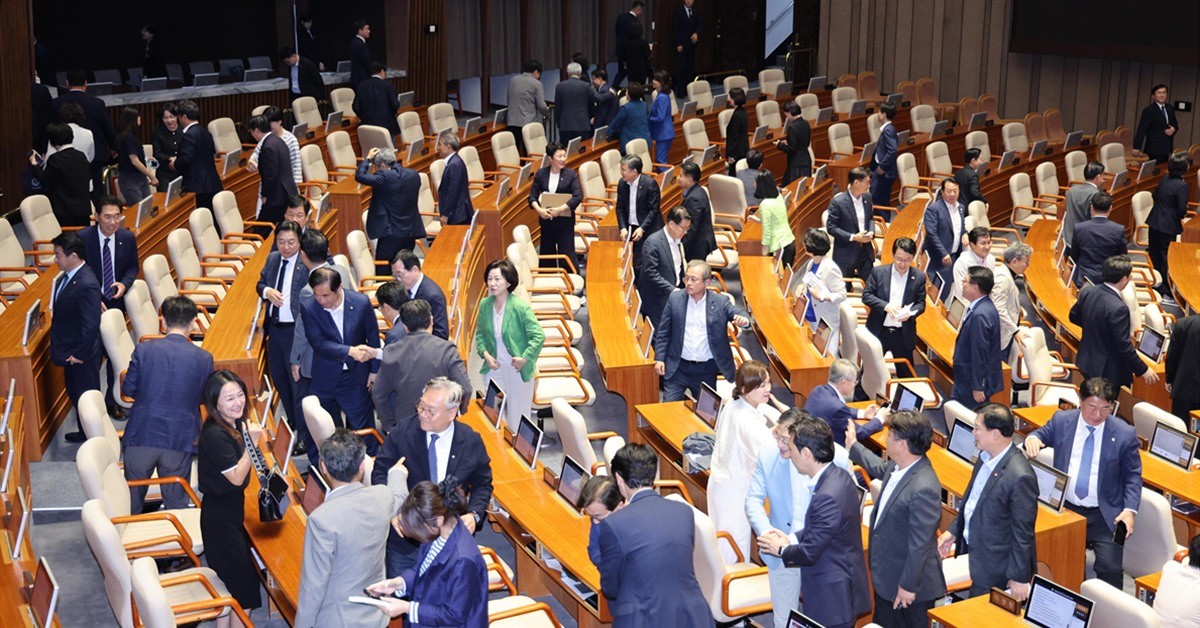 지난달 29일 서울 여의도 국회에서 열린 제429회 국회(정기회) 제9차 본회의가 끝난 후 의원들이 본회의장을 나서고 있다. / 뉴스1