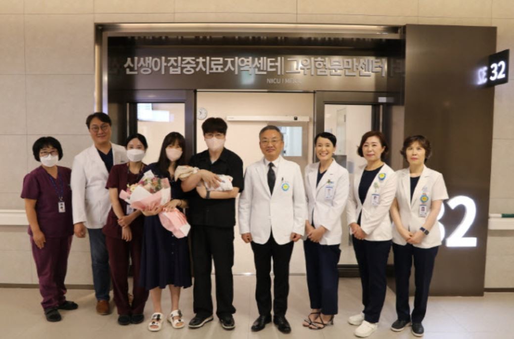퇴원에 앞서 기념촬영한 유경희 씨 가족과 의료진 / 순천향대천안병원