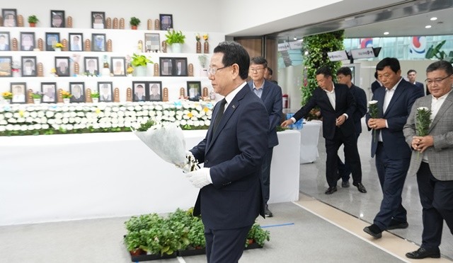 추석 명절을 앞둔 3일 오후 김영록 전라남도지사가 제주항공 여객기 사고 희생자 무안공항 합동분향소를 찾아 희생자들의 넋을 기리고 있다.