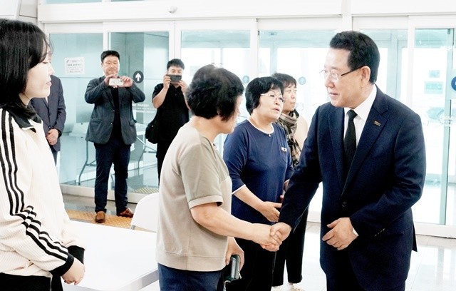 추석 명절을 앞둔 3일 오후 김영록 전라남도지사가 제주항공 여객기 사고 희생자 무안공항 합동분향소를 찾아 유가족들을 위로하고 있다.