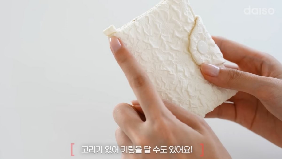 다이소에서 새롭게 출시된 '3포켓 카드지갑'. / 유튜브 '다이소'