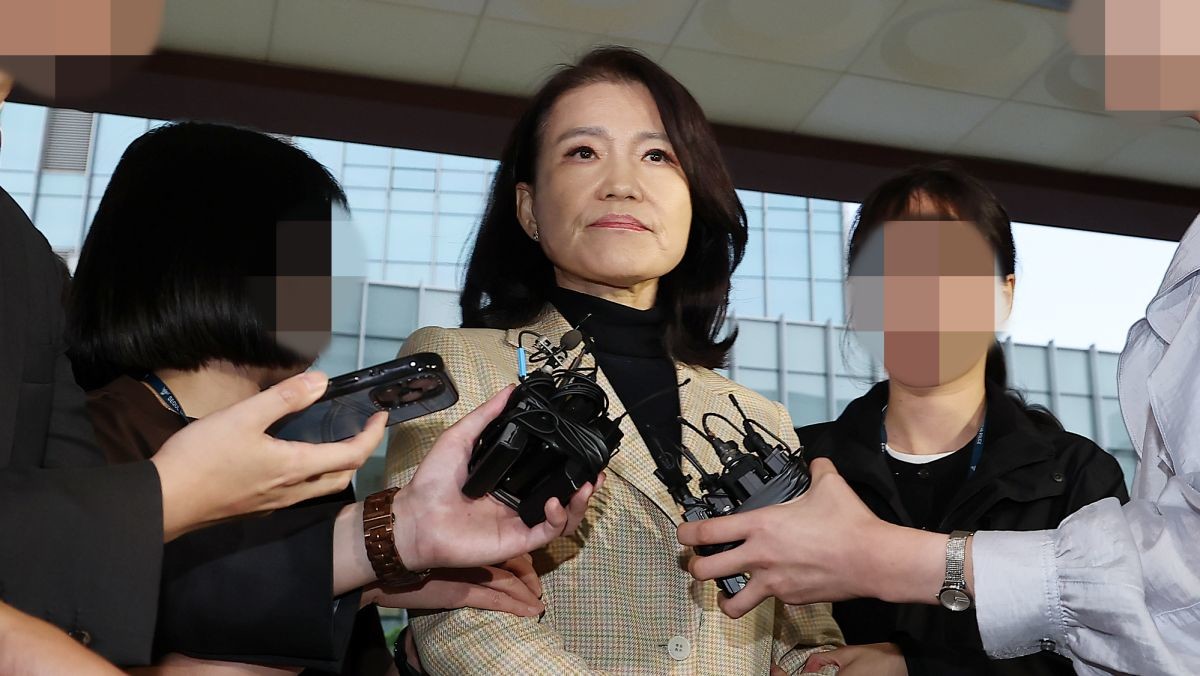 이진숙 전 방송통신위원장이 지난 2일 오후 서울 대치동 자택에서 경찰에게 체포된 뒤 영등포경찰서로 압송되고 있다. / 뉴스1