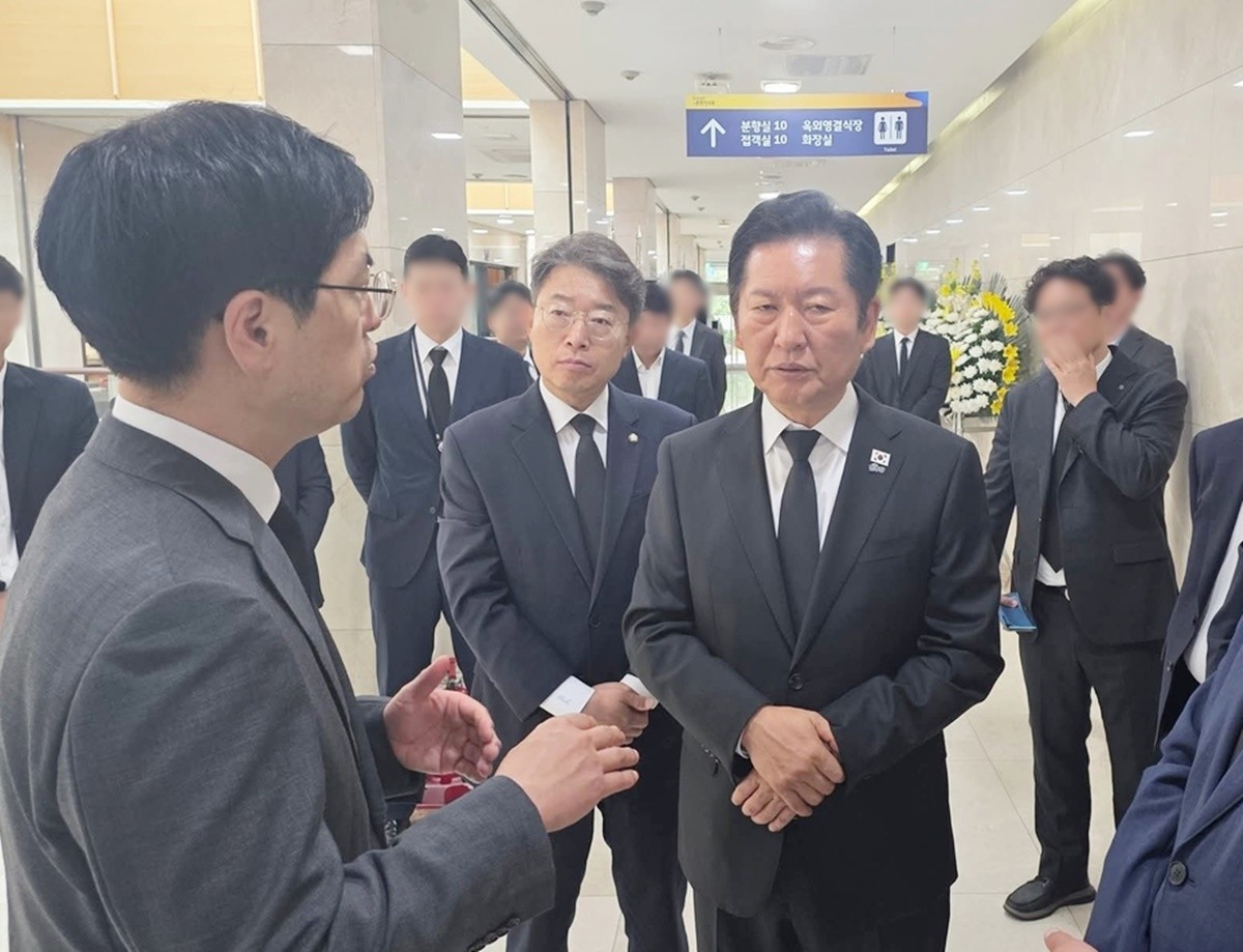 정청래 더불어민주당 대표는 4일 국가전산망 장애 문제 관련 업무를 담당하다 숨진 행정안전부 공무원의 빈소를 조문했다. / 박수현 더불어민주당 수석대변인 페이스북