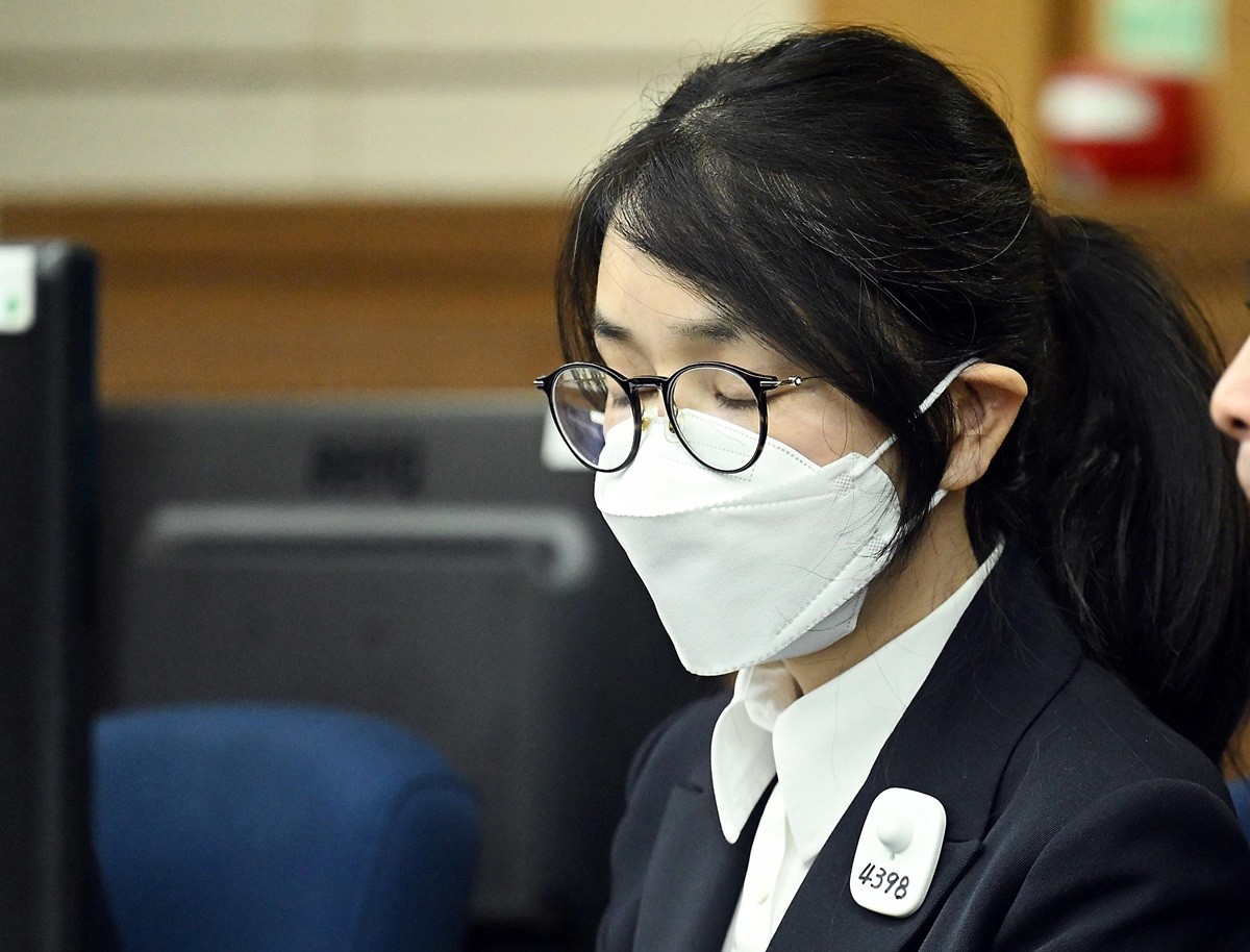 김건희 여사가 지난달 24일 서울중앙지법에서 열린 특정범죄가중처벌법상 알선수재 및 자본시장법·정치자금법 위반 등 사건 첫 재판에 출석해 눈을 감고 있다. / 뉴스1