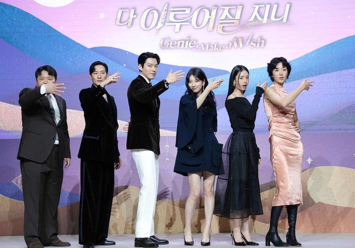 배우 고규필(왼쪽부터)과 노상현, 김우빈, 수지, 안은진, 이주영이 지난달 29일 서울 강남구 조선팰리스서울강남에서 열린 넷플릭스 시리즈 '다 이루어질지니'(극본 김은숙) 제작발표회에 참석해 미소를 짓고 있다. '다 이루어질지니'는 천여 년 만에 깨어난 경력 단절 램프의 정령 지니(김우빈 분)가 감정 결여 인간 가영(수지 분)을 만나 세 가지 소원을 두고 벌이는 스트레스 제로, 판타지 로맨틱 코미디다 / 뉴스1