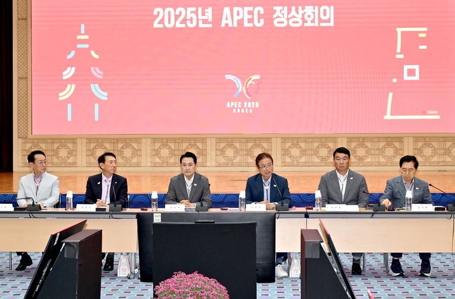 이철우 경상북도 도지사가 4일 경주 아시아태평양경제협력체(APEC) 준비 현장을 찾은 장동혁 국민의힘 대표와 지도부에게 준비 상황을 설명하고 있다/이하 경북도