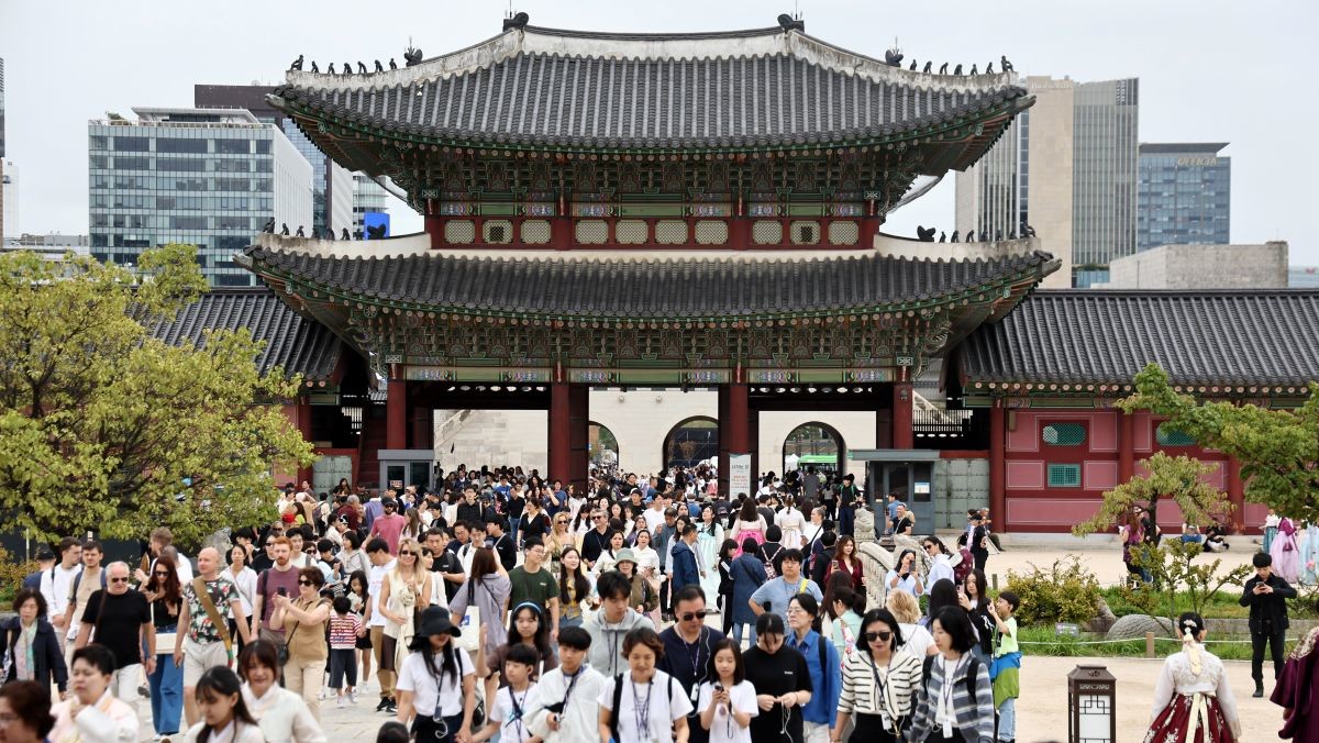 추석 연휴인 4일 서울 경복궁이 관람객들로 붐비고 있다.  / 연합뉴스