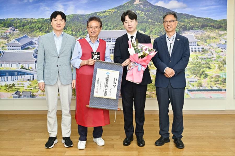 경북도는 2일 도청에서 강원석 시인과 가수 권영훈에게 APEC 2025 KOREA의 성공을 기원하는 헌정곡 ‘인류의 가슴에(APEC 2025 KOREA)’를 전달받고 권영훈을 경북 홍보대사로 위촉했다/경북도