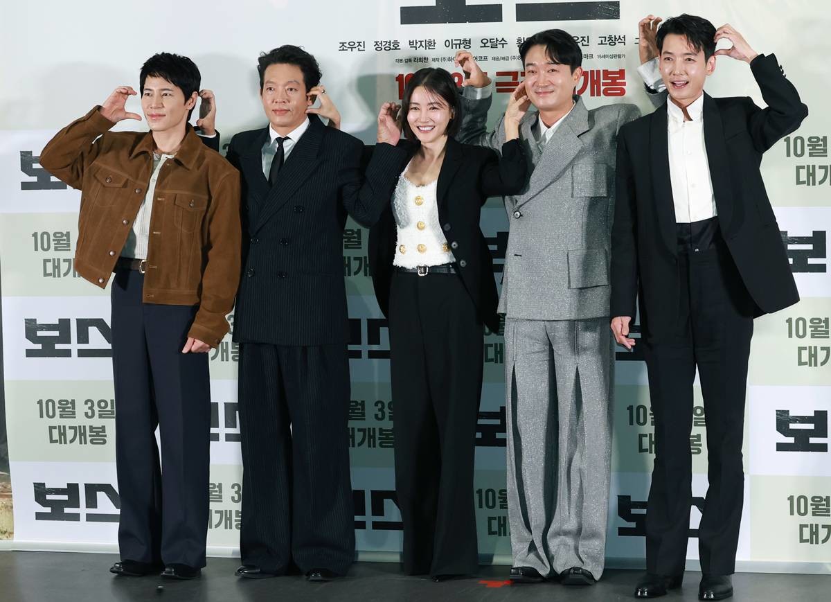 배우 이규형(왼쪽부터)과 박지환, 황우슬혜, 조우진, 정경호가 지난달 24일 서울 송파구 롯데시네마 월드타워점에서 열린 영화 '보스' 언론배급시사회에 참석해 포즈를 취하고 있다. '보스'는 조직의 미래가 걸린 차기 보스 선출을 앞두고 각자의 꿈을 위해 서로에게 보스 자리를 치열하게 '양보'하는 조직원들의 필사적인 대결을 그린 코믹 액션 영화다 / 뉴스1