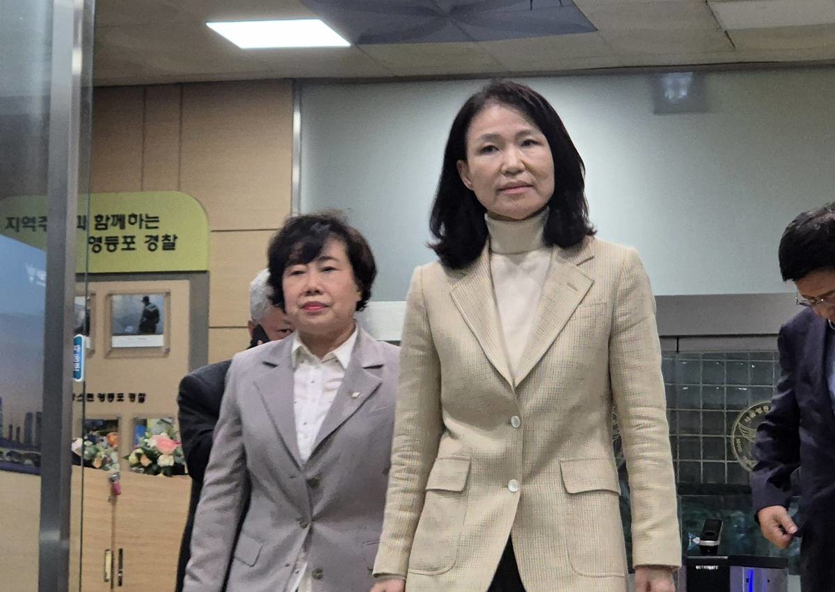 이진숙 전 방송통신위원장이 4일 오후 서울 영등포경찰서에서 석방돼 귀가하고 있다. 이날 체포적부심사 심문을 진행한 법원은 이 전 위원장의 청구를 인용했다 / 뉴스1