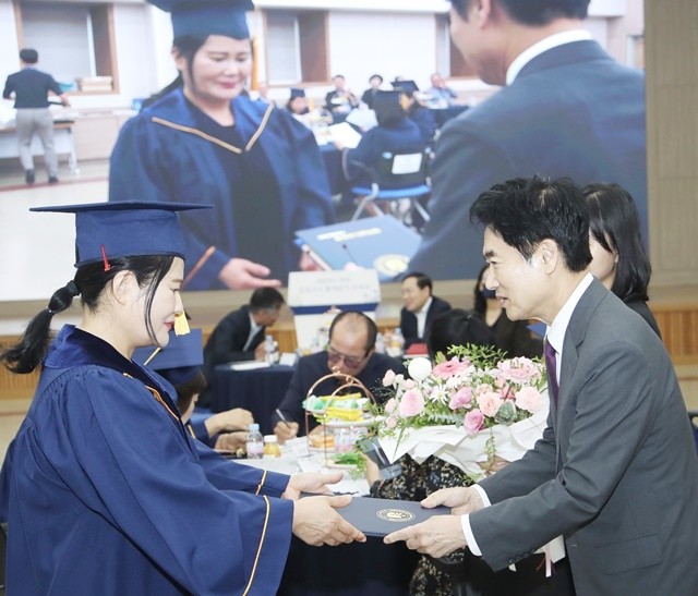 김대중 전라남도교육감이 ‘2025년 제2회 초·중·고졸 검정고시’ 합격생에게 합격증서를 전달하고 있다.