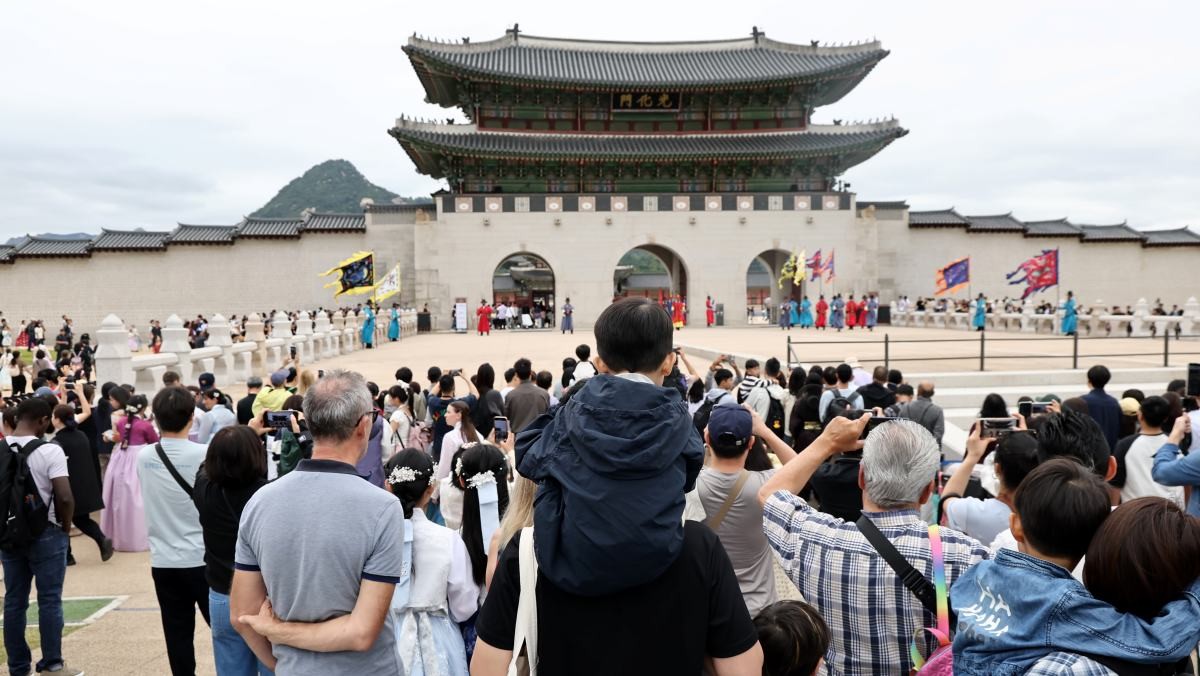 추석 연휴인 4일 서울 경복궁이 관람객들로 붐비고 있다 / 연합뉴스
