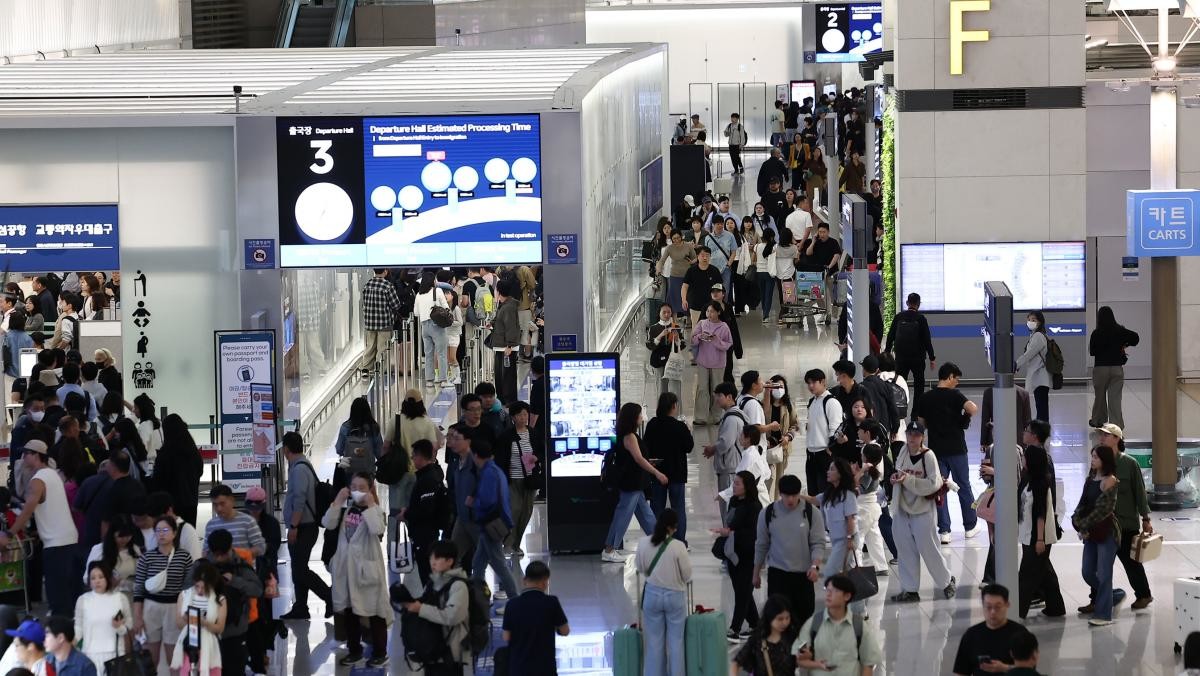 지난 2일 인천국제공항 제1여객터미널이 여행객들로 북적이고 있다.  / 뉴스1
