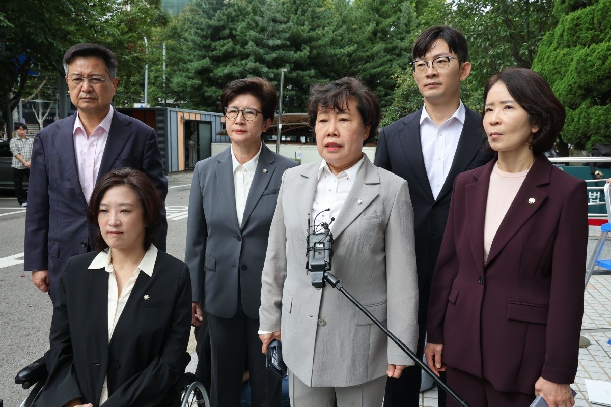 조배숙 의원 등 국민의힘 의원들이 지난 4일 오후 서울 양천구 서울남부지방법원에서 공직선거법·국가공무원법 위반 등 혐의로 체포된 이진숙 전 방송통신위원장의 석방을 요구하고 있다. 이날 남부지법은 이 전 위원장에 대한 체포적부심사를 진행한다. / 뉴스1