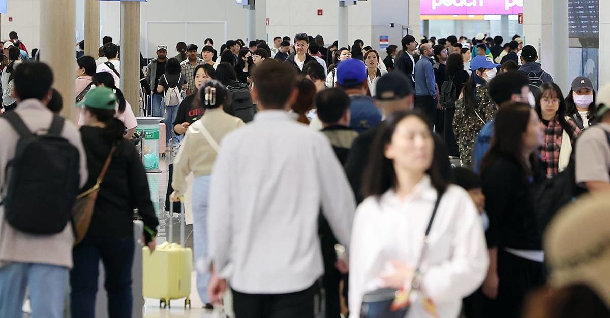 추석 연휴 붐비는 인천국제공항 자료 사진 / 뉴스1