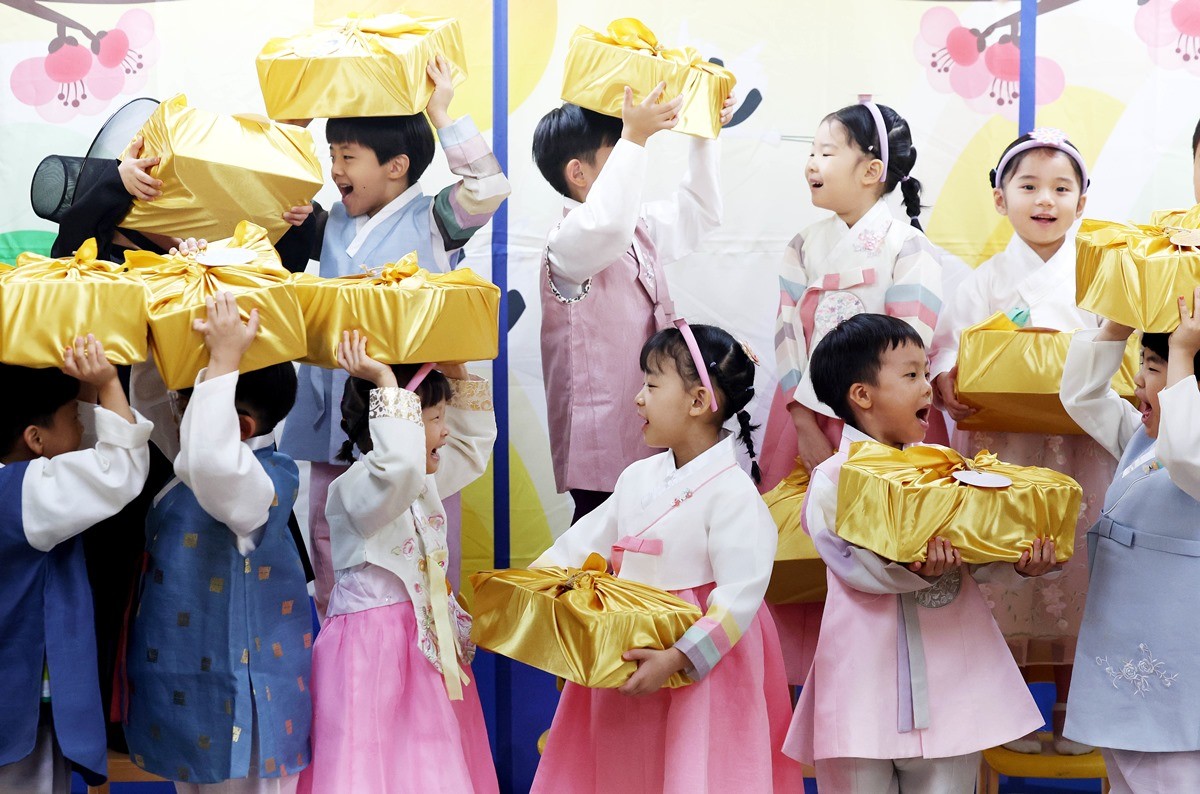 추석 선물을 받고 기뻐하는 어린이집 원생들 / 뉴스1 (광주 북구 제공)