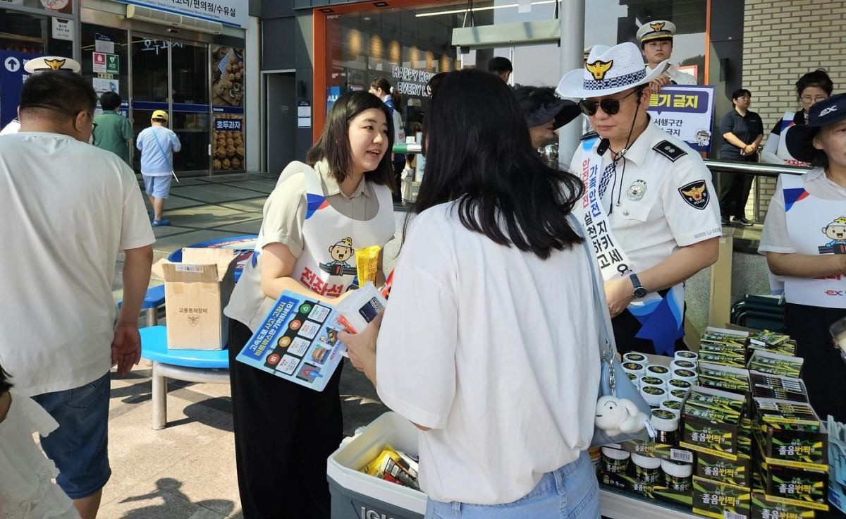 기흥휴게소(부산 방향)에서 방문객들에게 졸음운전방지를 위해 졸음번쩍껌 등을 나눠주는 모습. 자료사진. / 롯데웰푸드 제공