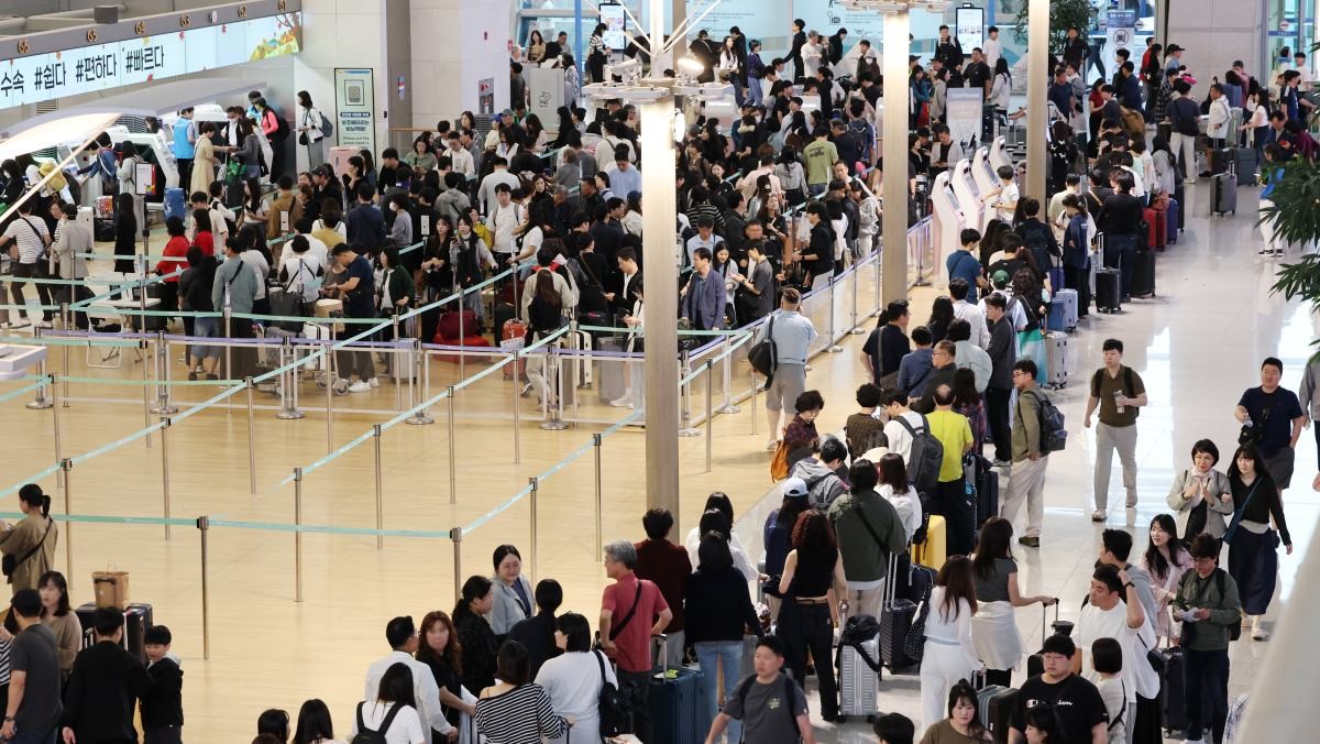추석 연휴 첫 날인 3일 인천국제공항 제1여객터미널에서 여행객들이 탑승 수속을 위해 줄을 서고 있다.  / 연합뉴스