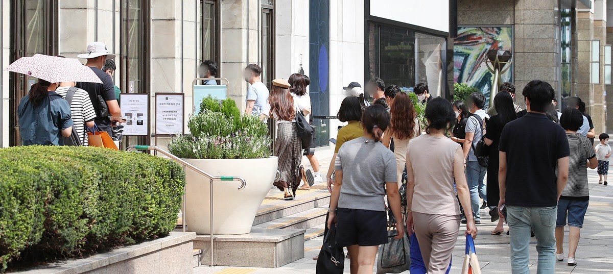 북적이는 백화점 명품관 / 뉴스1