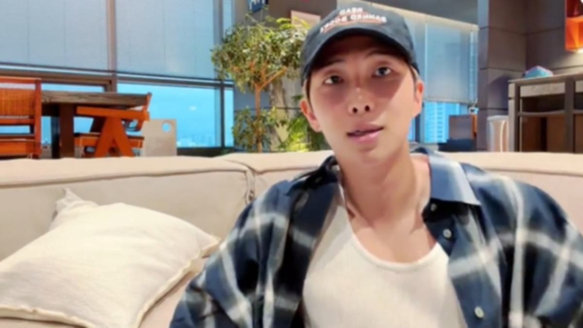 방탄소년단 RM이 위버스 라이브에서 방송을 하고 있다. / 위버스