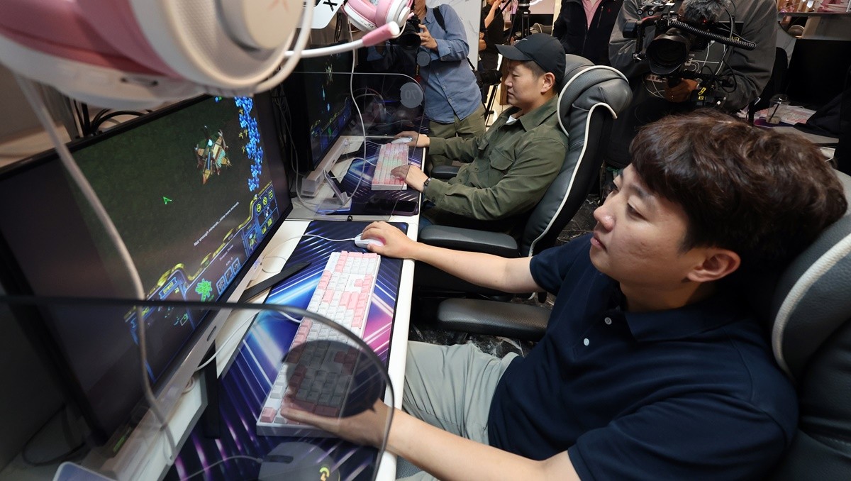 이준석 개혁신당 대표와 김재섭 국민의힘 의원이 지난 5일 오후 서울 영등포구의 한 PC방에서 열린 '한가위 기념 민속놀이 대회 스타 정치인' 행사에서 스타크래프트 게임을 하고 있는 모습 / 뉴스1