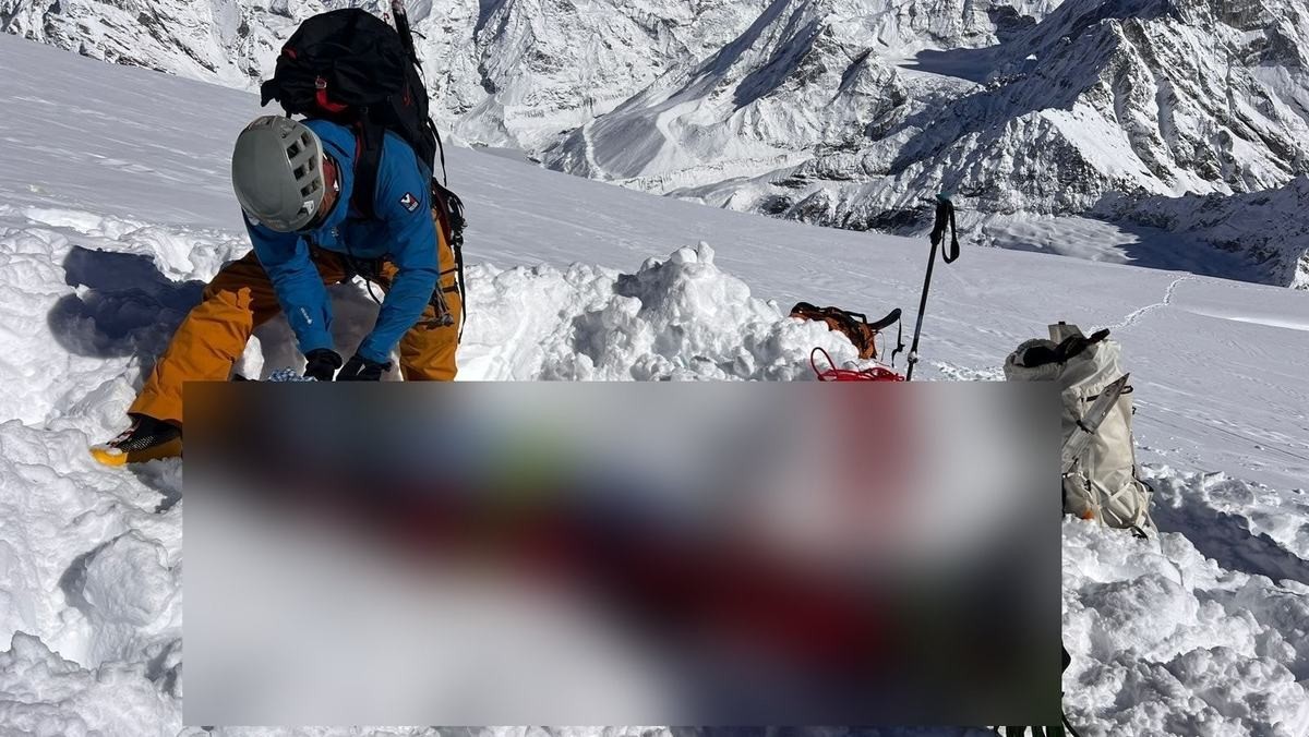 6일(현지시간) 네팔 동부 메라피크봉(6천476m) 일대에서 구조대가 한국인 등산객의 시신을 수습하는 모습. / 네팔전국산악안내인협회(NNMGA) 페이스북 캡처.