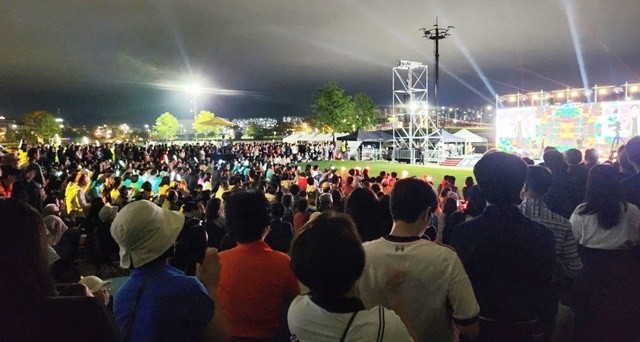 많은 시민과 귀성객들이 오천그린광장에서 열린 추석맞이 문화콘텐츠행사 _한가위드, 오천_에 참석해 초대가수 공연을 즐기고 있다.