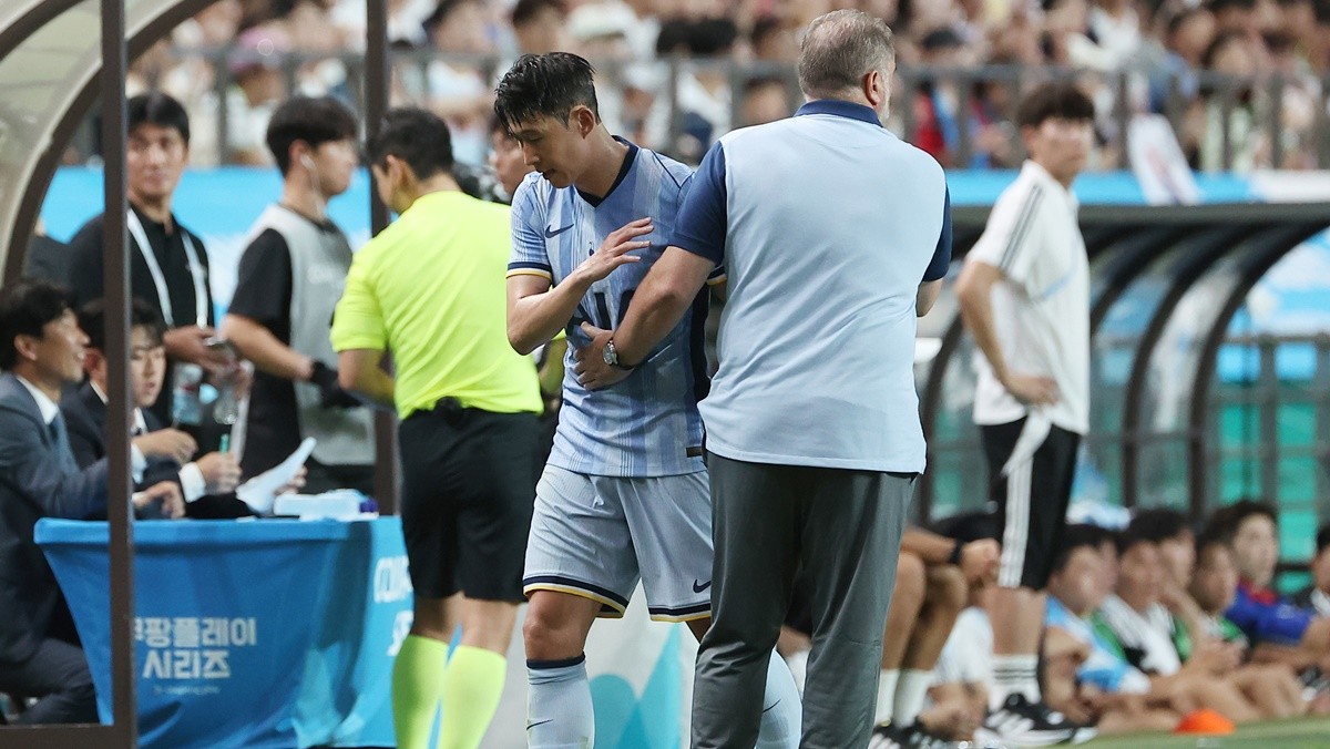 손흥민과 포옹하는 포스테코글루 / 연합뉴스