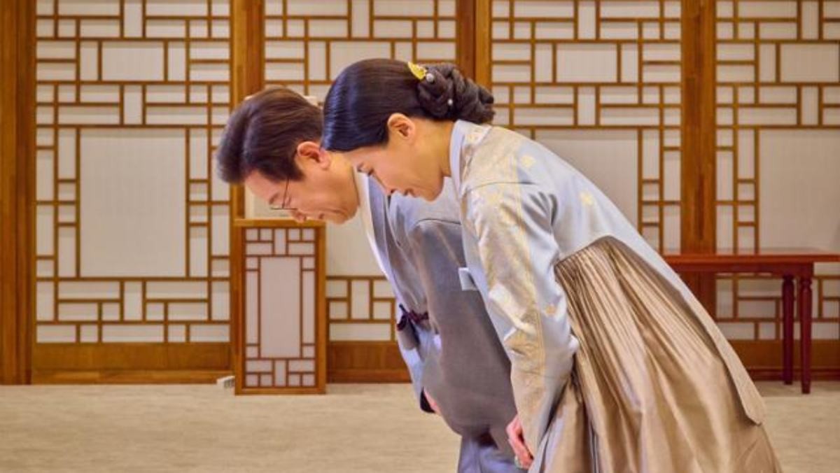 대통령실은 7일 이재명 대통령과 김혜경 여사가 영상 메시지를 통해 국민들에게 추석 명절 인사를 하고 있는 모습을 SNS를 통해 공개했다.  / 이재명 대통령 SNS