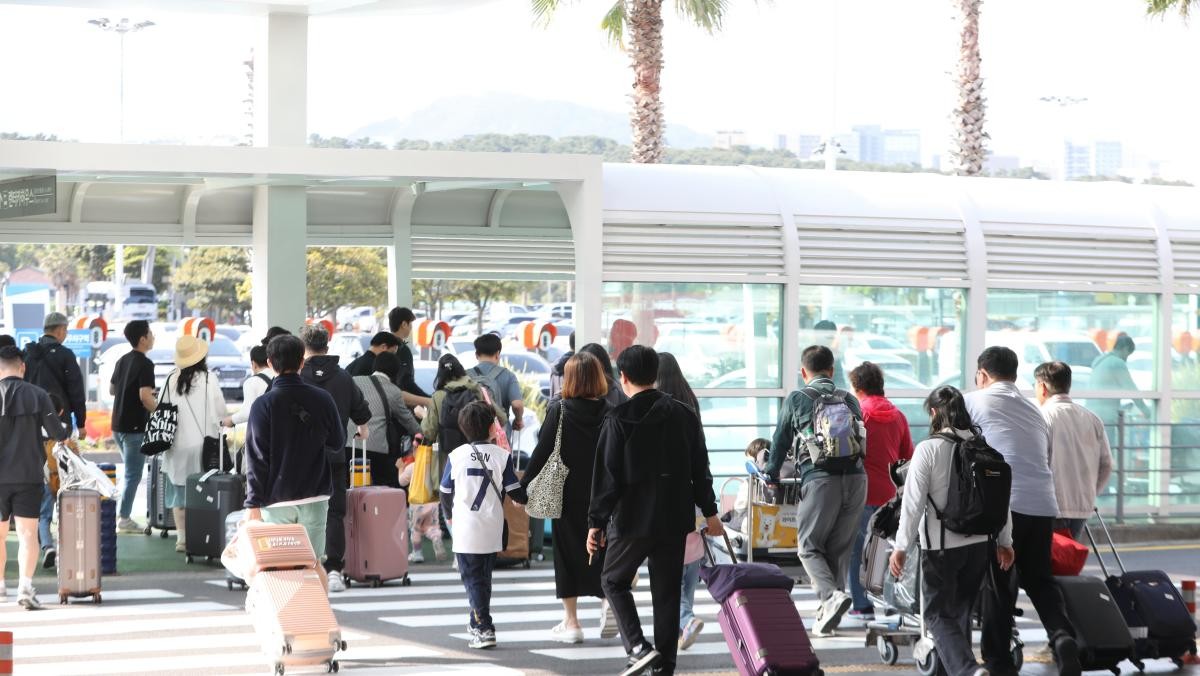 제주국제공항에 도착한 관광객들이 렌터카 하우스로 이동하고 있다. / 뉴스1