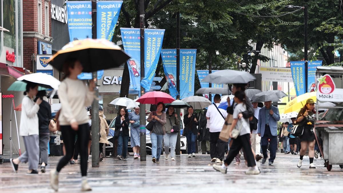 서울 중구 명동에서 외국인 관광객을 비롯한 시민들이 발걸음을 옮기고 있다.  / 뉴스1