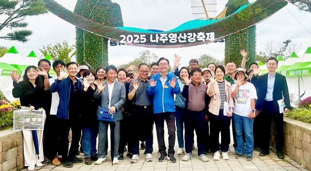윤병태 시장(가운데)이 ‘2025 나주영산강축제’ 개막을 하루 앞두고 관계 공직자들과 현장 최종 점검에 나섰다.