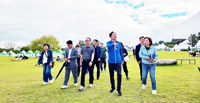 윤병태 시장이 부서장들과 함께 축제장 곳곳의 안전과 운영 등 전반적인 현황을 꼼꼼히 점검했다.