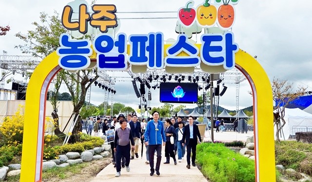 윤병태 시장이 ‘2025 나주영산강축제’와 함께 진행되는 ‘나주농업페스타’ 현장을 둘러보고 막바지 축제 준비 현황 점검을 하고 있다.