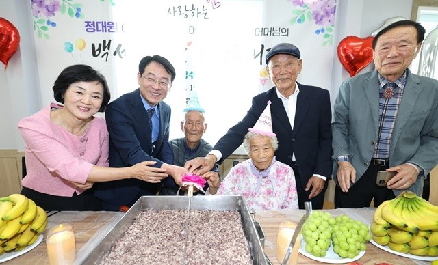 강진원 강진군수가 100세 어르신 위안행사에서 떡 케익을 자르고 있다.