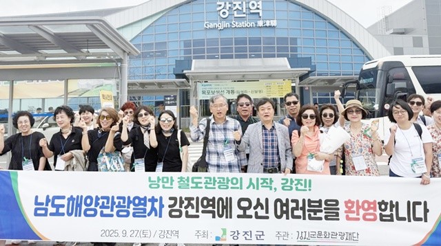 강진군문화관광재단이 강진역에서 부산권 관광객을 환영하고 있다.