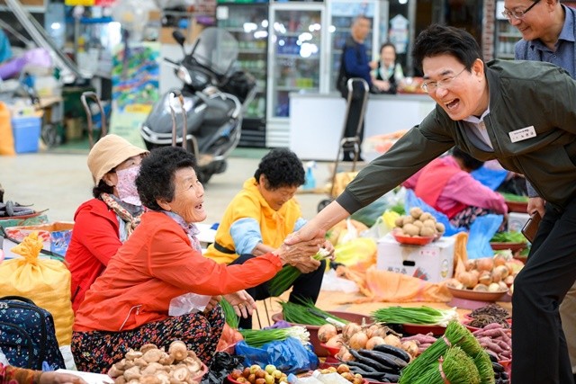 노관규 순천시장이 아랫장을 방문해 상인들을 격려하는 시간을 가졌다.