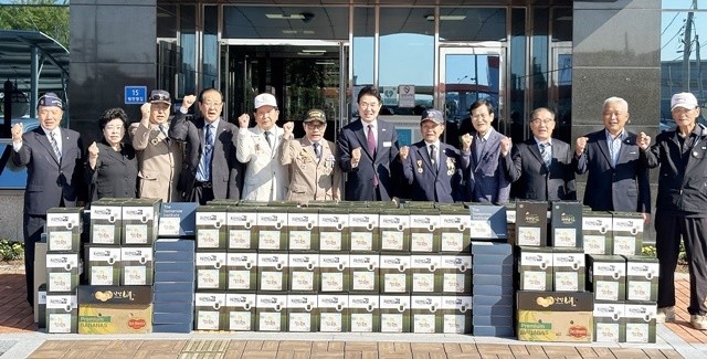 지난 1일 노관규 순천시장이 순천시 보훈복지회관을 방문해 나라를 위해 헌신한 보훈대상자에게 감사의 뜻을 표하고 기념사진을 촬영했다.