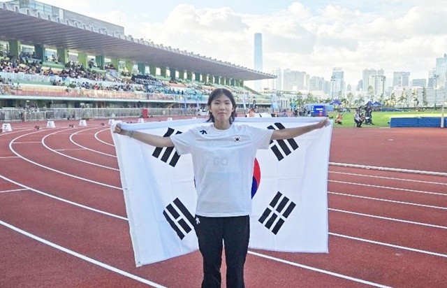 고은정 선수가 메달 획득 후 세레머니를 하고 있다.