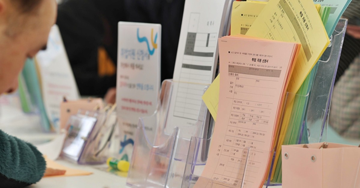 60세 이상 고령 구직자들이 이력서를 작성하고 있다. / 뉴스1